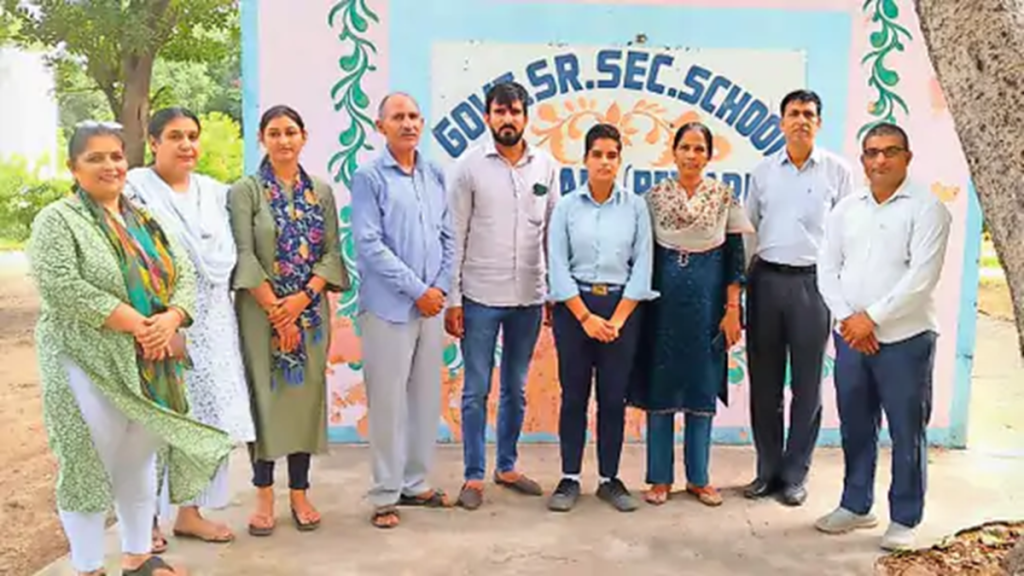 मसानी की रिया यादव ने शॉटपुट में गोल्ड जीतने पर स्कूल में सम्मानित करते हुए