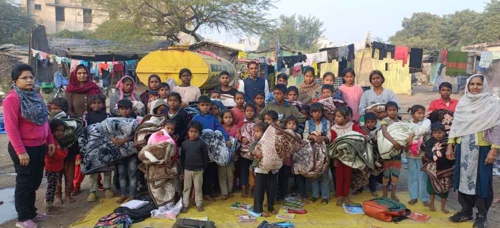 Rewari news: साहित्यकार दम्पति ने जरुरतमंदों को वितरित किए गर्म कंबल 