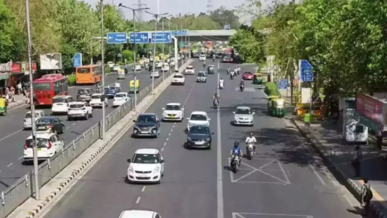 Delhi PWD की चुनौती: 402 किलोमीटर सड़कें अपग्रेड करनी हैं, लेकिन इस योजना में छुपा है कोई बड़ा राज़