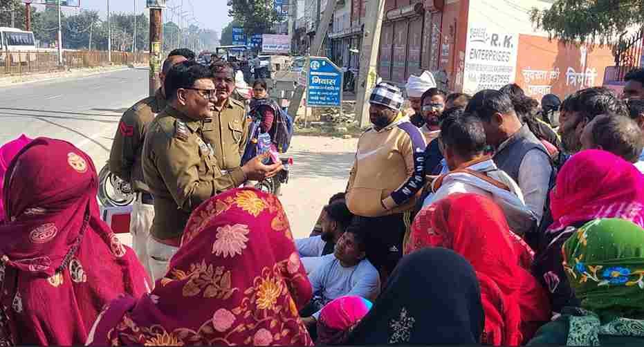 जब सफाई कर्मचारियो ने आंदोलन की चेतावनी दी तो पुलिस तुरंत हरकम मे आ गई, इतना ही चेतावनी दो घंटे बाद ही आरोपी कार चालक का कार सहित काबू कर लिया है।