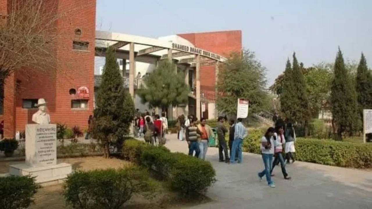 Delhi News: शहीद भगत सिंह कॉलेज में नोटिस विवाद, शिक्षक ने प्रशासन की कार्रवाई पर सवाल उठाए
