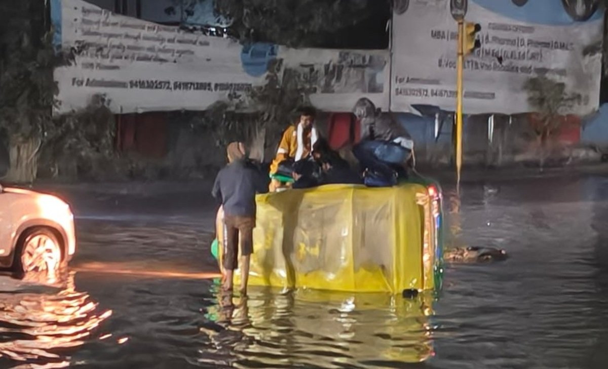 अलवर बाइपास पर सवारियों से भरा थ्री व्हीलर पलटा