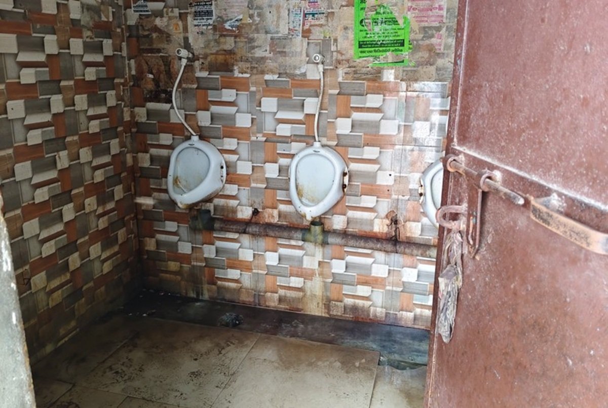 धारूहेड़ा: भगत सिंह चौक पर महिला शौचालय पर लगा व गंदे शौचालय, हैंडवास में नही आता पानी