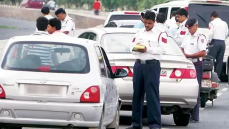 Delhi Traffic Challan: वाहनों से बढ़ते प्रदूषण पर नकेल, दिल्ली में सख्त ट्रैफिक चालान कार्रवाई शुरू