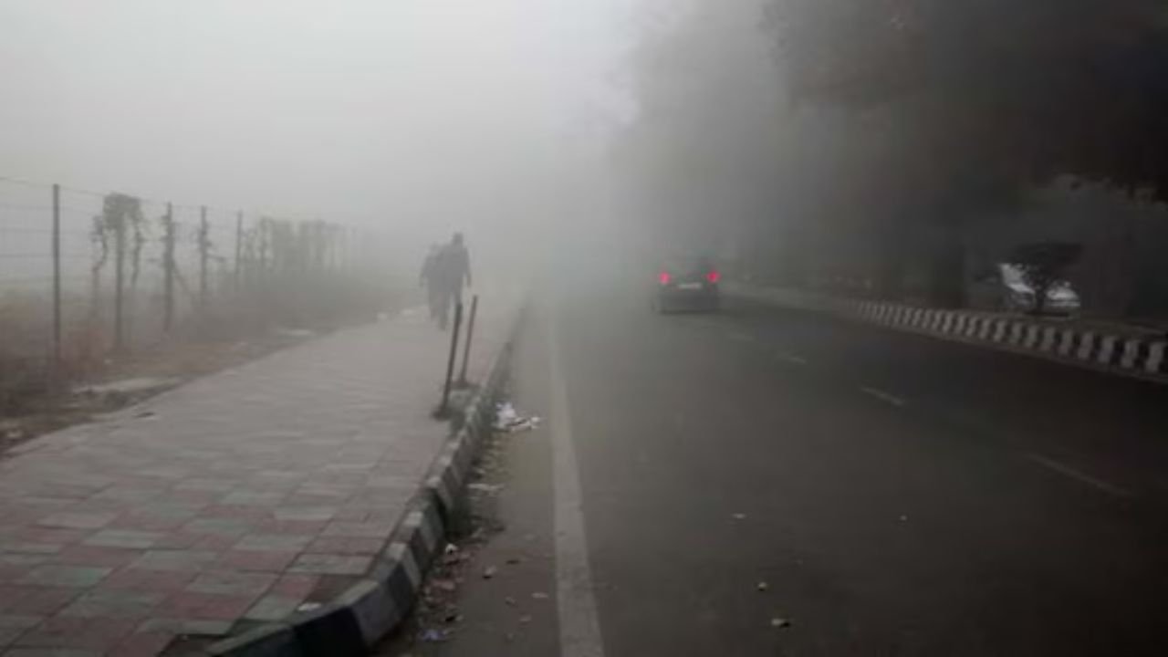 Delhi Weather: हवा की रफ्तार बढ़ी, ठंड का एहसास गहराया, क्या अब सर्दी दिखाएगी असली रूप?