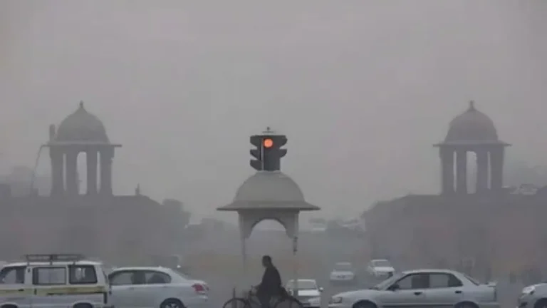Delhi Weather: कोहरा और बढ़ता प्रदूषण, सांस लेनें में हो रही परेशानी