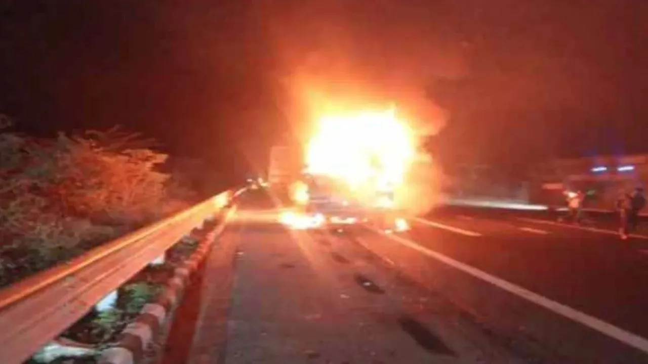 Haryana News: रात के अंधेरे में बड़ा हादसा, इस शहर में पिकअप जलकर खाक