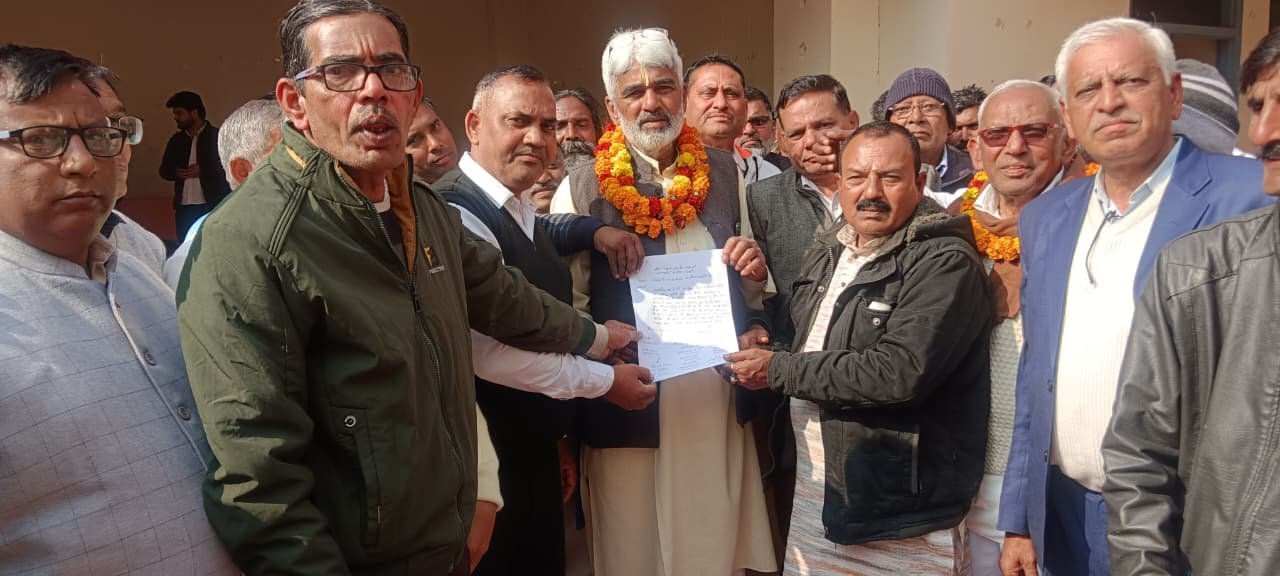 धानक समाज धारूहेड़ा ने नपा चेयरमैन कंवर सिंह को सौंपा ज्ञापन