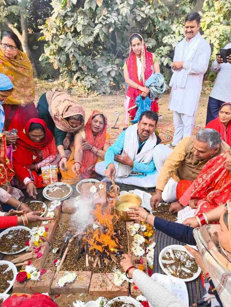 Dharuhera News: श्री राम कथा के समापन पर पूर्ण आहुति से हवन आयोजित