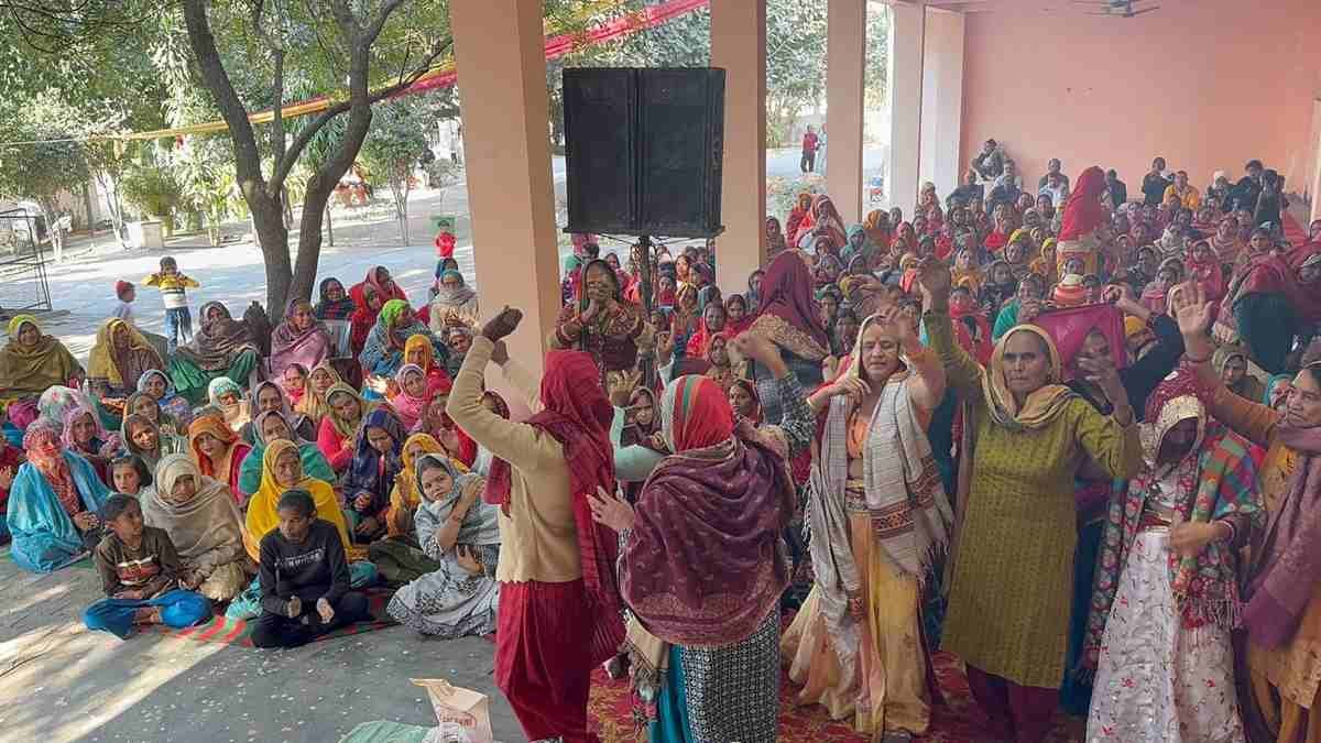 सात दिवसीय श्रीमद भागवत कथा में गुरूवार को श्रीकृष्ण की मनमोहक बाल लीलाओं, जैसे पूतना वध, माखन चोरी, और कालिया नाग मर्दन का वर्णन किया।