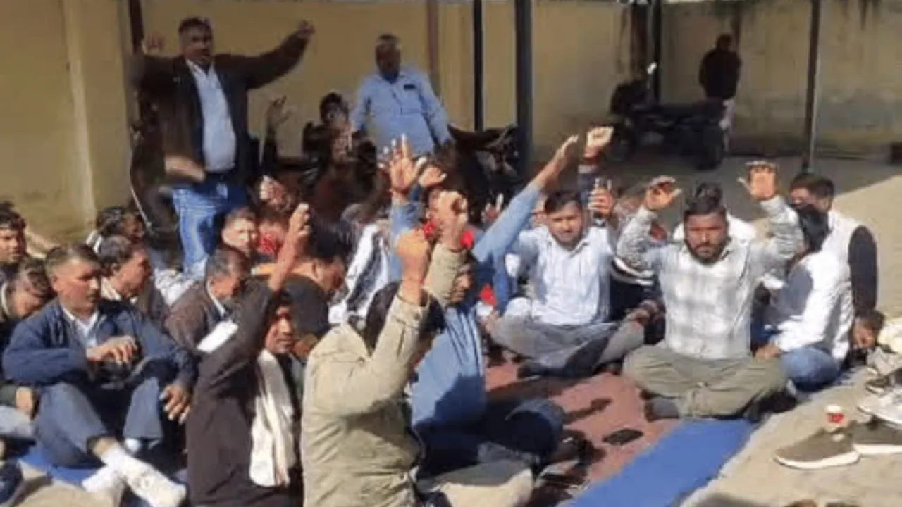 Haryana News: नारनौल में HSEB वर्कर्स ने ऑनलाइन ट्रांसफर पॉलिसी के खिलाफ दो घंटे का प्रदर्शन किया