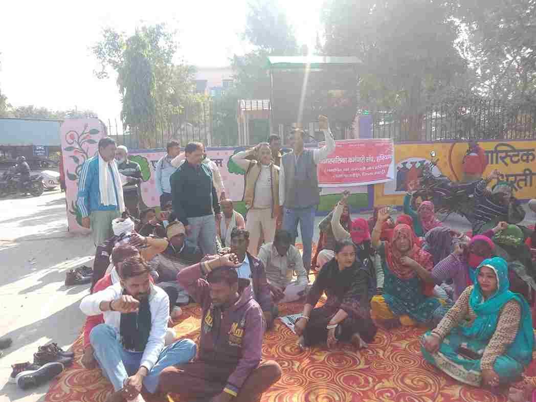 Breaking News: सफाई कर्मचारियों ने दिया धरना, प्रशासन के खिलाफ की नारेबाजी