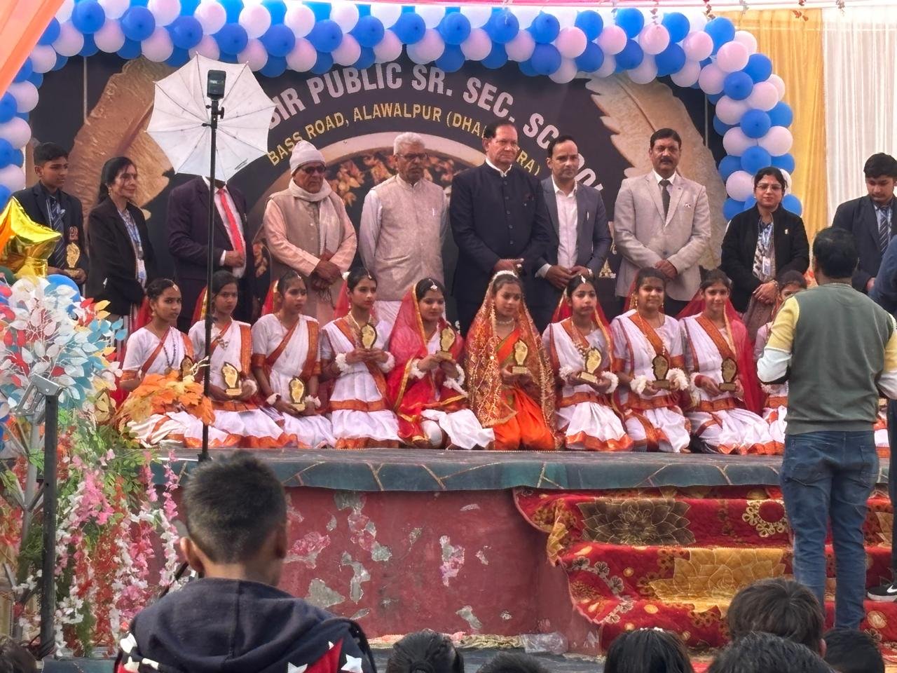 संत कबीर सीनियर सेकेंडरी स्कूल के वार्षिक उत्सव पर बच्चों ने दी रंगारंग प्रस्तुति