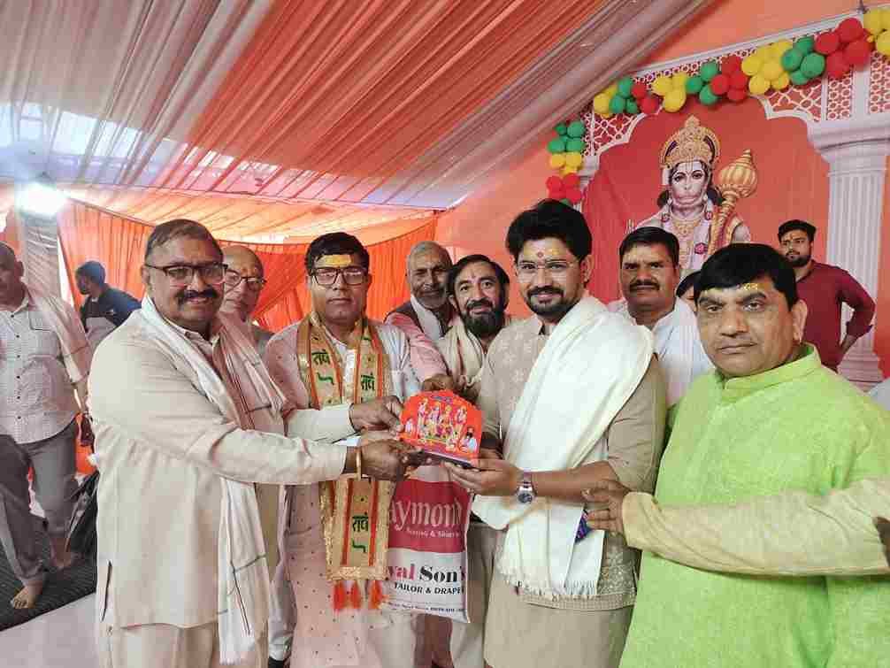 कथा वाचक का भागवत सेवा समिति धारूहेड़ा एवं लड्डू गोपाल परिवार की ओर से सम्मानित किया गया।