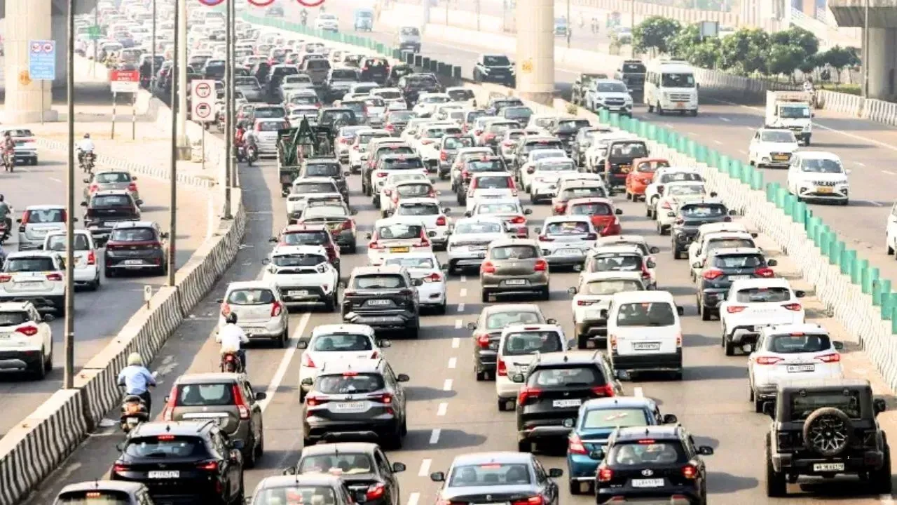 Delhi News: दिल्ली में अब सिर्फ BS-VI गाड़ियां, क्या पुराने वाहन पूरी तरह सड़कों से हटेंगे?