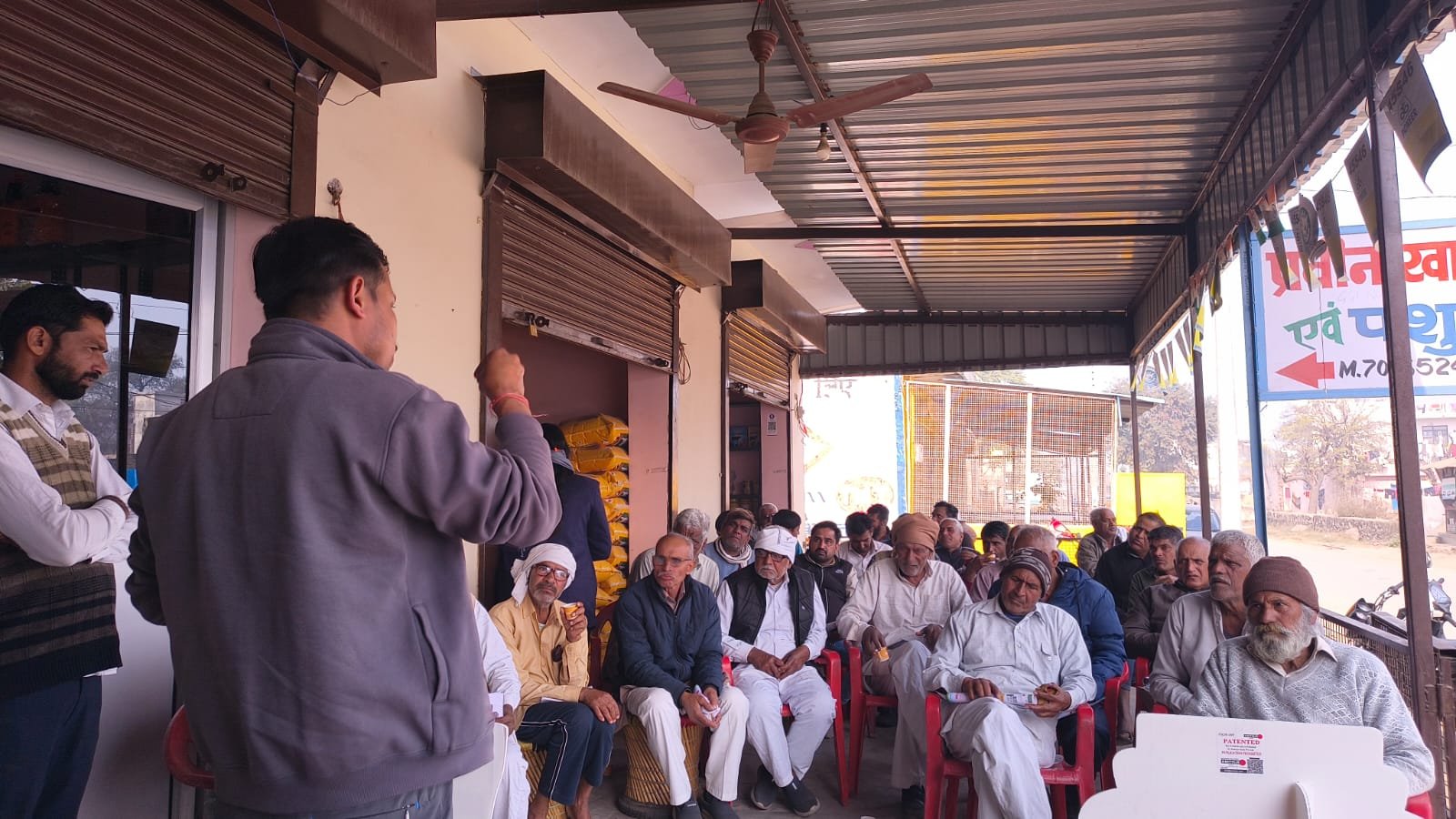 धारूहेड़ा: गांव आकेडा में कृषि विभाग व हरकोफैड की ओर से किसान जागरूकता कैंप का आयोजन किया गया।