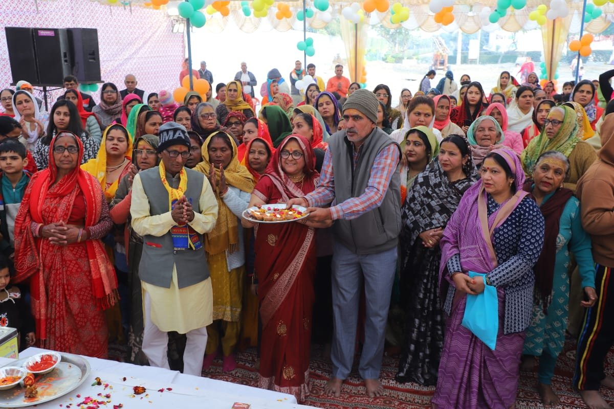 धारूहेड़ा: एम2के काउंटी स्थित शिव मंदिर में आयोजित तीन दिवसीय श्री खाटू श्याम कथा के तीसरे दिन रविवार श्रद्धालुओं की भारी भीड़ उमड़ पड़ी।