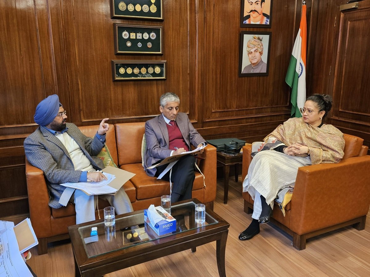 स्वास्थ्य मंत्री आरती राव ने ली बैठक, अधिकारियों को दिए सख्त निर्देश, कहा- कोई भी क्षेत्र स्वास्थ्य सेवाओं से वंचित न रहे