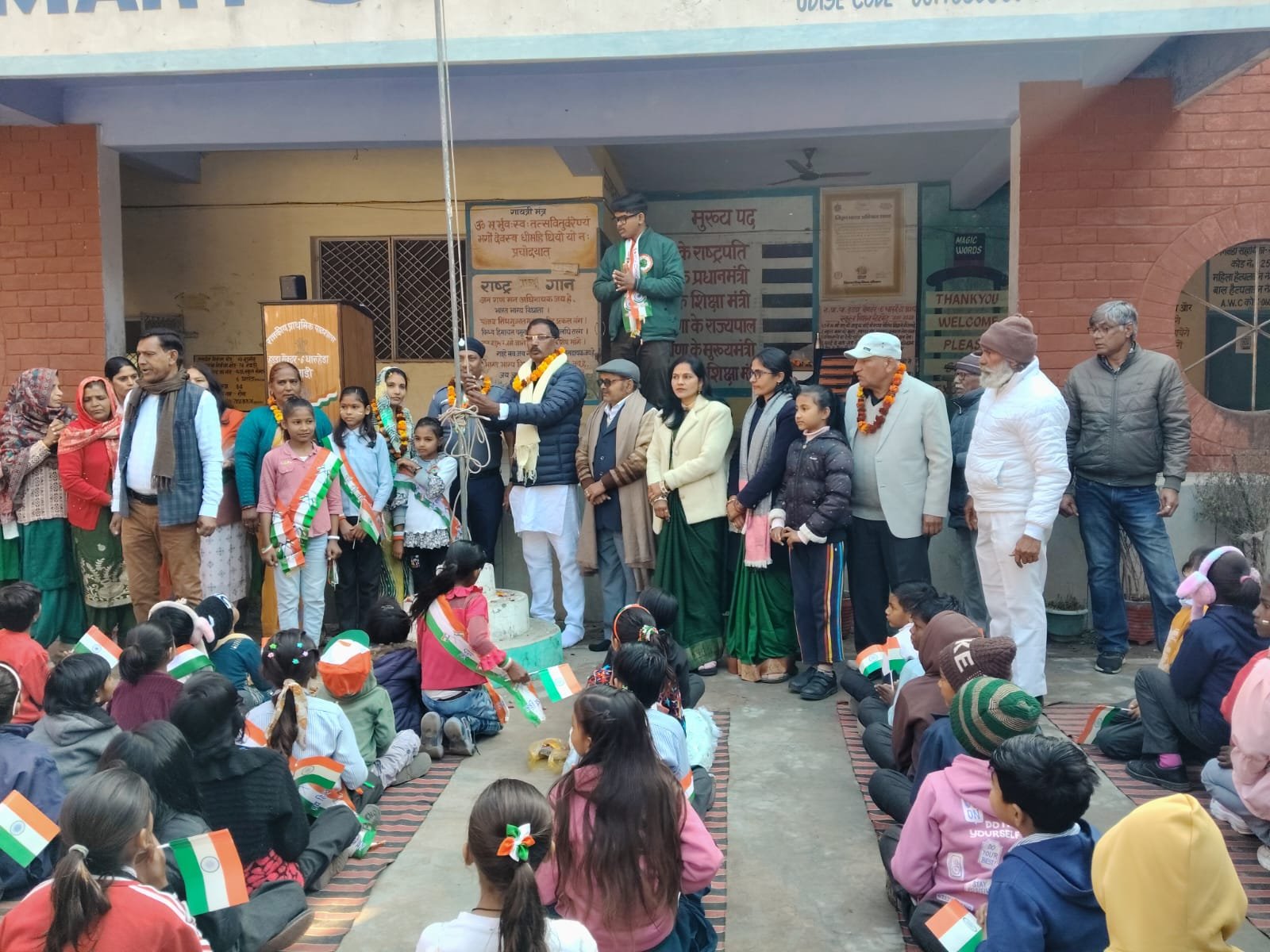 धारूहेड़ा: सेक्टर छह राजकीय प्राइमरी स्कूल में झंडा फहराते हुए मुख्य अतिथि