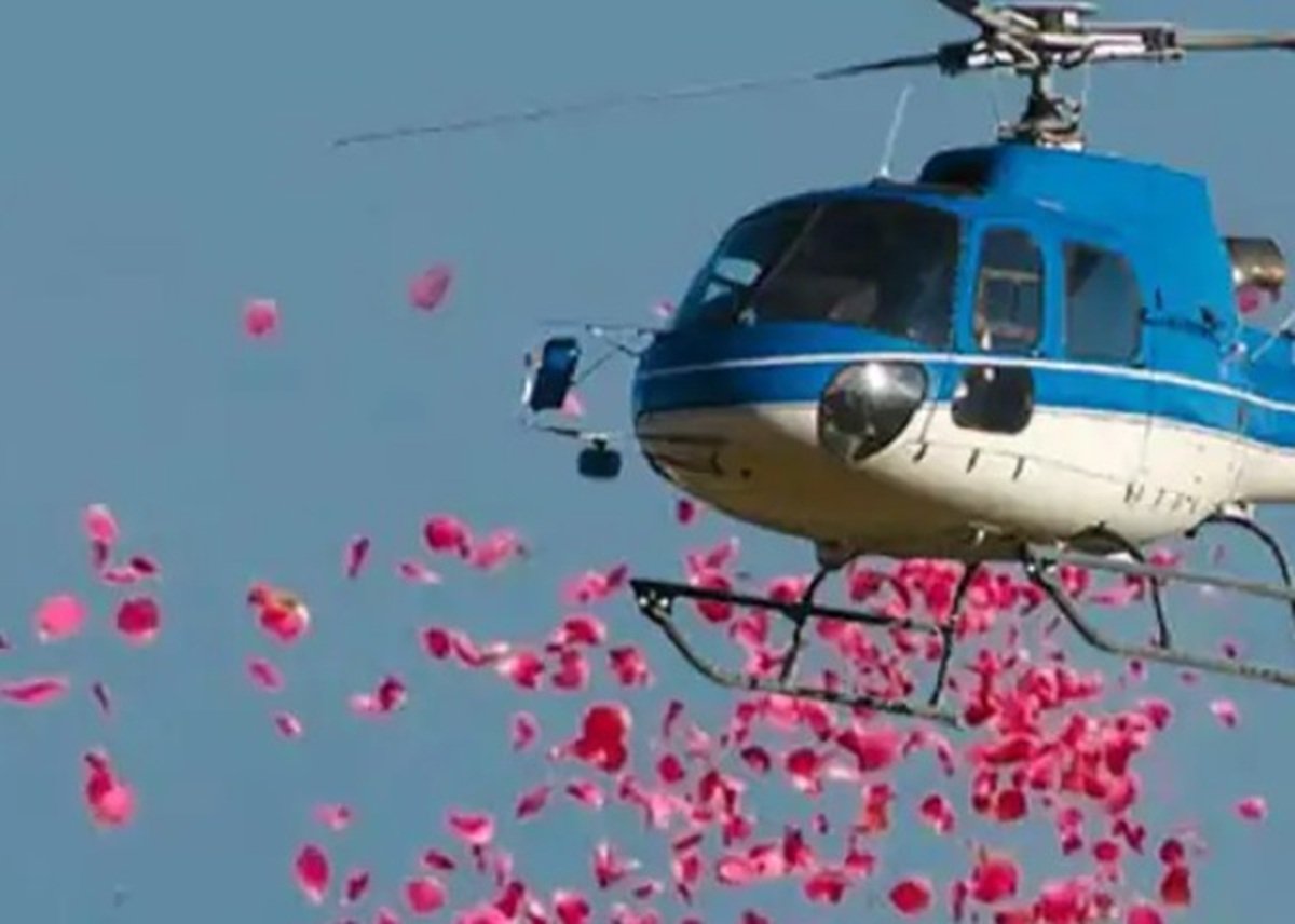 हेलीकॉप्टर से हुई पुष्प वर्षा