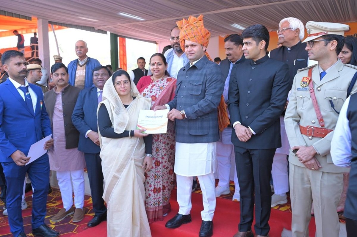 रेवाड़ी जिला प्रशासन द्वारा गणतंत्र दिवस के पावन अवसर पर ग्राम पंचायत खरखड़ा को ग्राम विकास के क्षेत्र में उत्कृष्ट और सराहनीय कार्यों के लिए सम्मानित किया