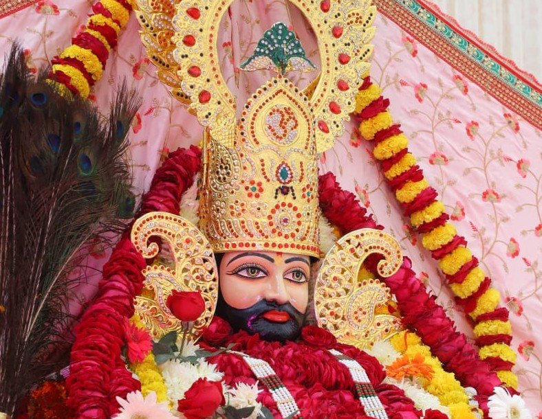 धारूहेड़ा: एम2के काउंटी स्थित शिव मंदिर में आयोजित तीन दिवसीय श्री खाटू श्याम कथा के तीसरे दिन रविवार श्रद्धालुओं की भारी भीड़ उमड़ पड़ी।