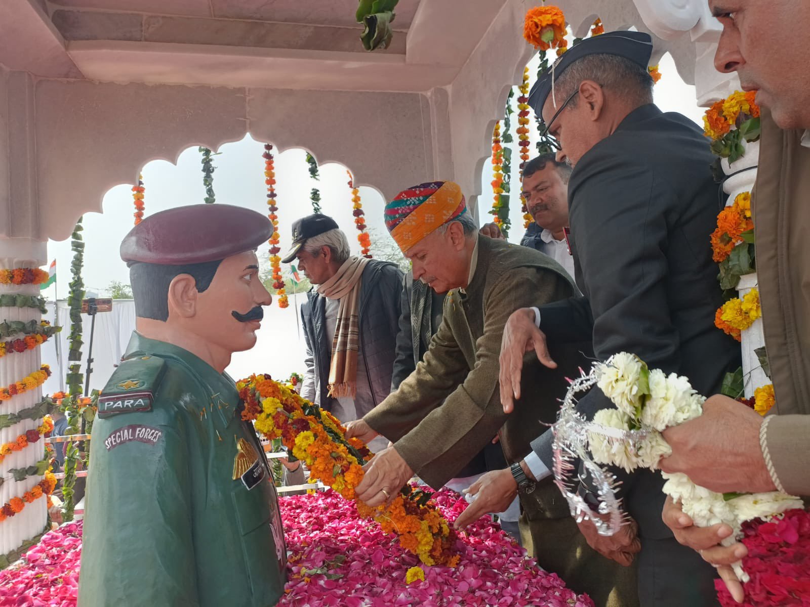 हरियाणा के नारनौल में गुरुवार को केंद्रीय मंत्री राव इंद्रजीत सिंह ने गांव मंडलाना में शहीद जगमाल सिंह की प्रतिमा का अनावरण किया।
