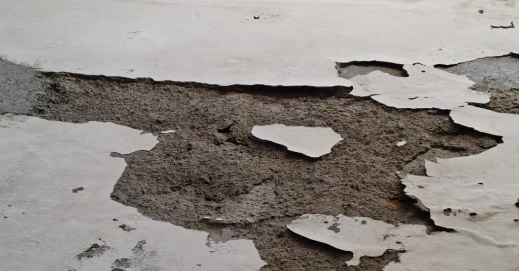 क्लब हाउस की दीवार व छत से प्लास्टर गिर रहा है