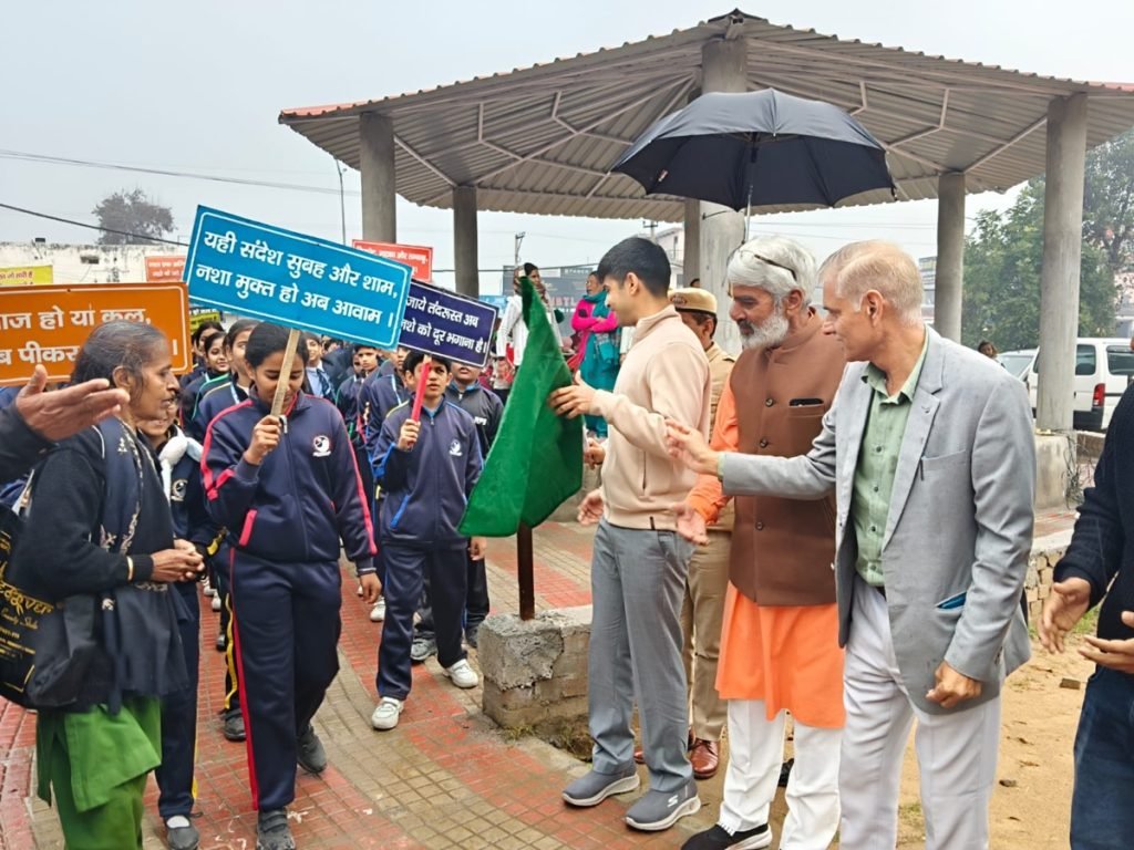 धारूहेडा: जागरूकता रैली को रवाना करते हुए डीसी रेवाडी