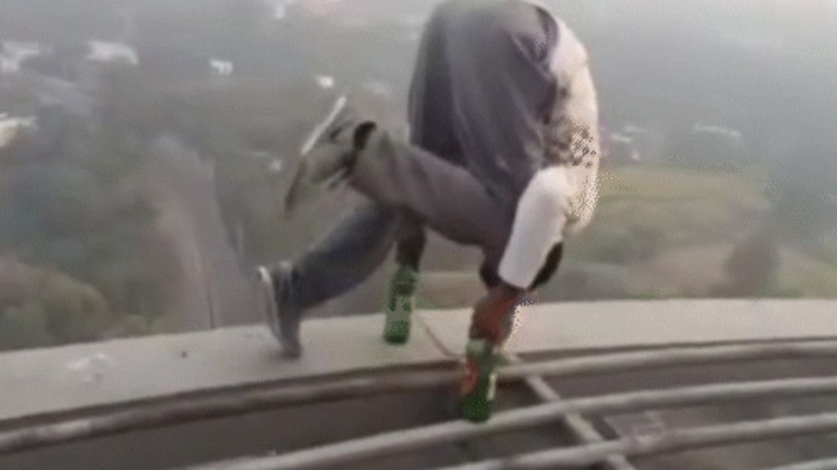 282 फीट ऊंचे मोबाइल टावर पर युवक ने किए जानलेवा स्टंट, वीडियो वायरल पर पहुंची पुलिस