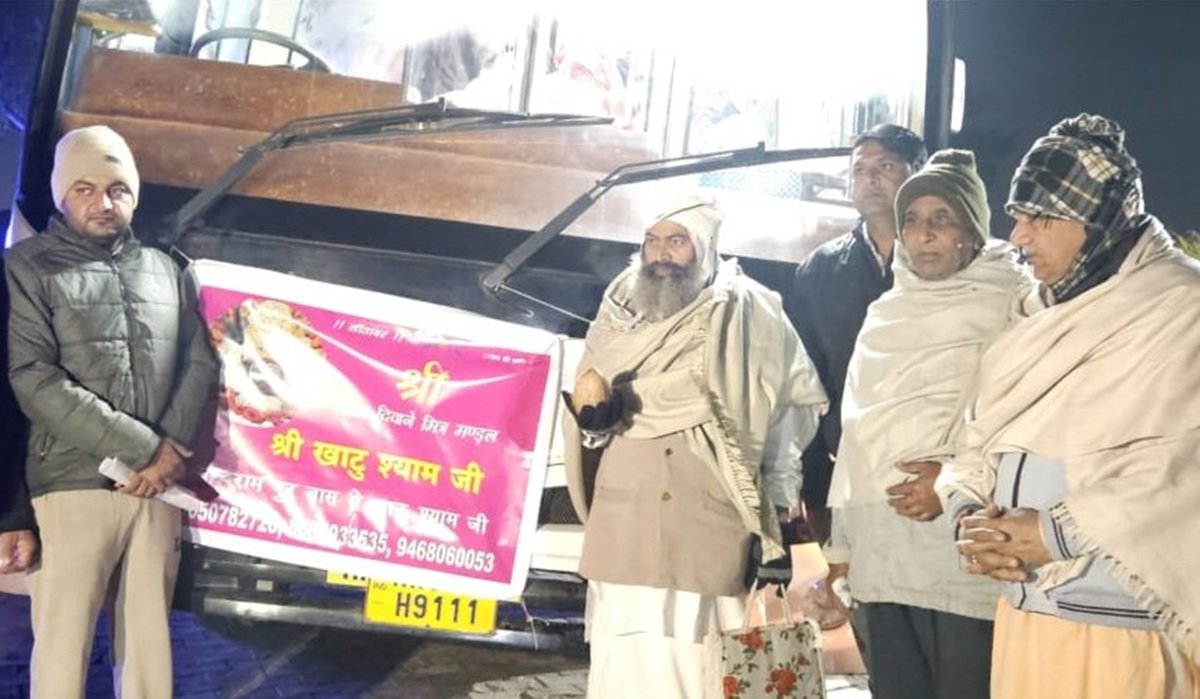 नंदरापुरबास के बाबा शंकरदास ने नारियल फोड़कर शुभारंभ किया