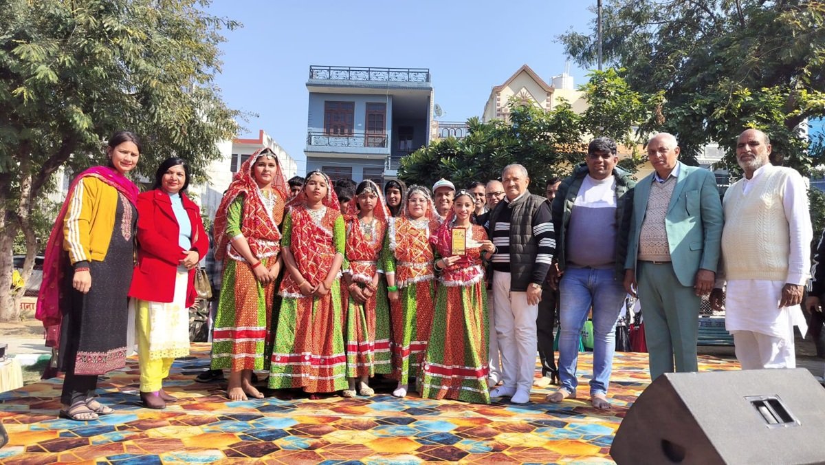 Dharuhera News: धारूहेड़ा: यहां के सेक्टर-6 में सोमवार को श्रीमद भागवत कथा सेवा समिति की ओर से गणतंत्र दिवस मनाया गया।