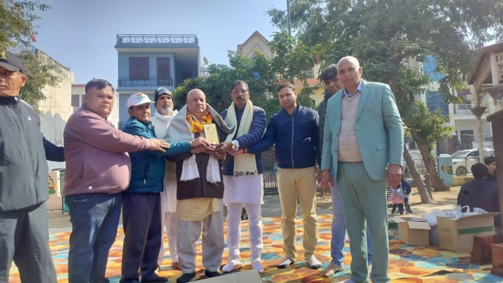 Dharuhera News: धारूहेड़ा: यहां के सेक्टर-6 में सोमवार को श्रीमद भागवत कथा सेवा समिति की ओर से गणतंत्र दिवस मनाया गया।