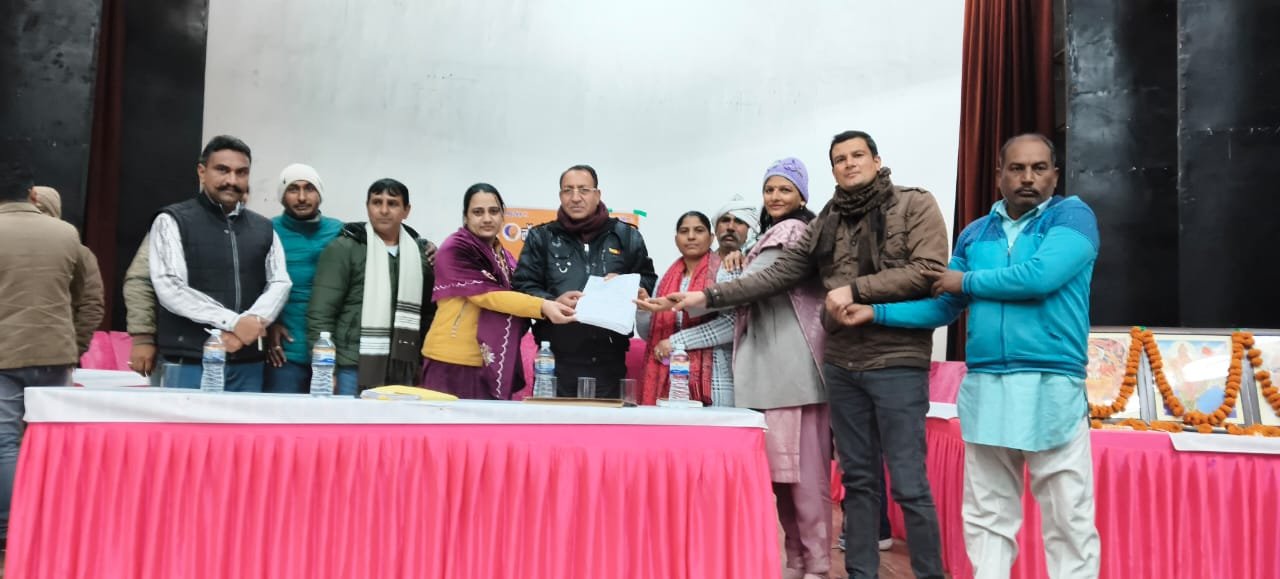 Haryana News: नौकरी सुरक्षा को लेकर हिसार में प्रदेश स्तरीय बैठक, सदस्यता फार्मद सोंपते हुए दी चेतावनी