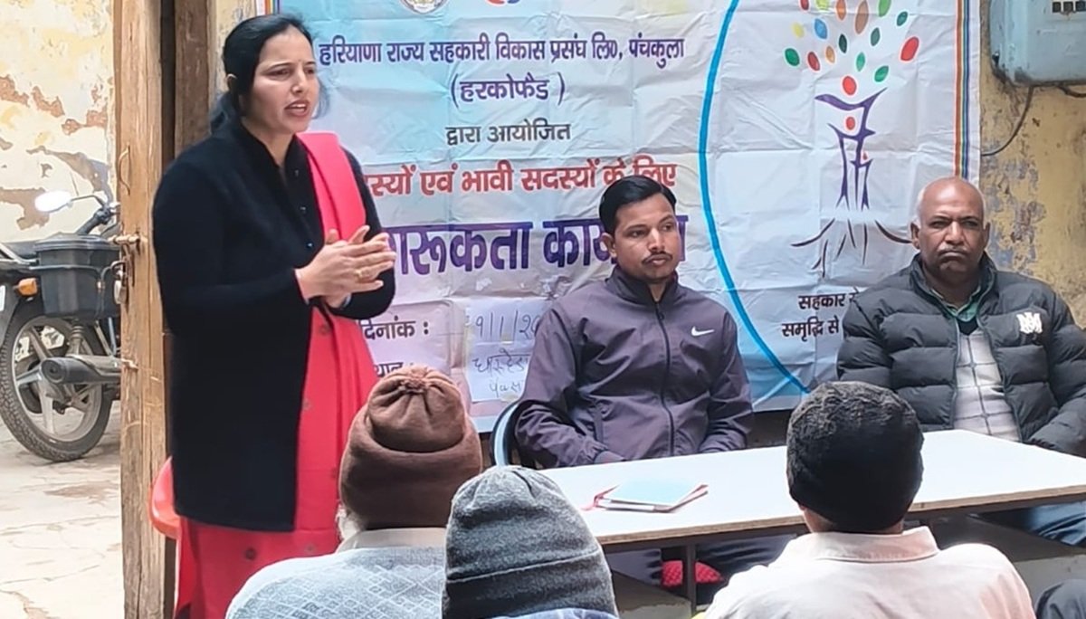 धारूहेड़ा: किसानों का योजनाओ के बार में बताती हरकोफैड की ओर से पूनम