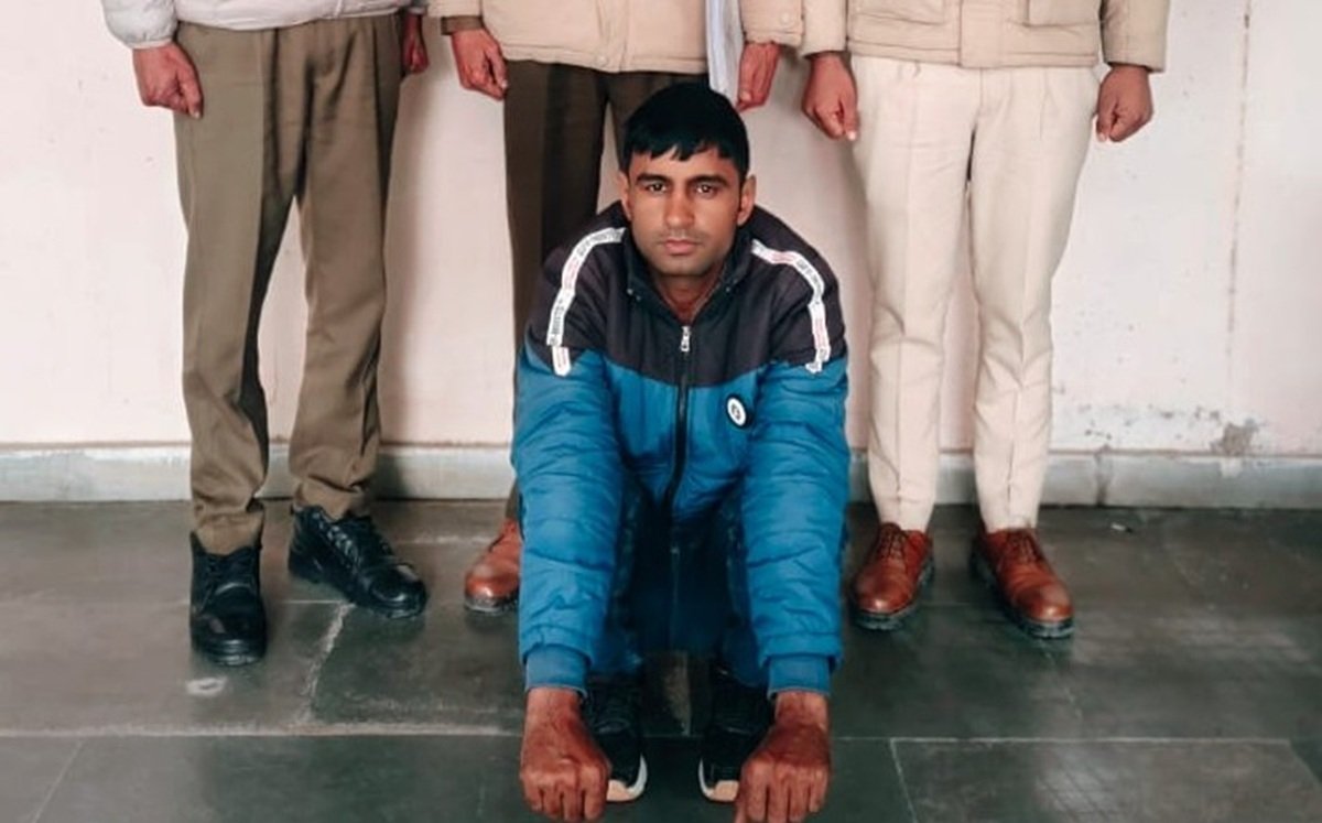 Haryana Crime: जिला रेवाड़ी की कुण्ड चौकी पुलिस ने कैम्पर गाड़ी से कुचलकर युवक की हत्या के प्रयास के मामले में संलिप्त मुख्य आरोपी को गिरफ्तार किया है।