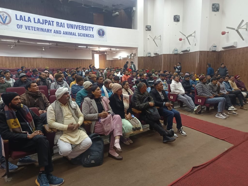 Haryana News: State-level meeting held in Hisar regarding job security, warning given while handing over membership forms