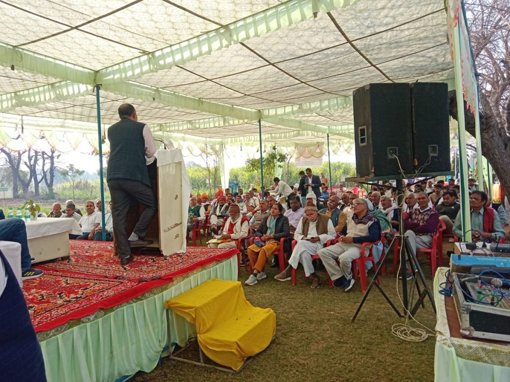 धारूहेड़ा: एग्रो फार्म धारूहेड़ा में आयोजित तीन दिवसीय प्रशिक्षण शिविर में सम्मानित करते हुए