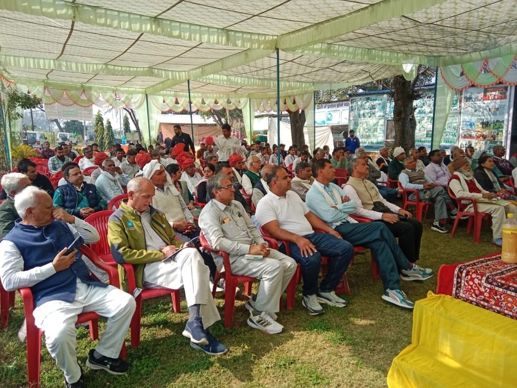 धारूहेड़ा: एग्रो फार्म धारूहेड़ा में आयोजित तीन दिवसीय प्रशिक्षण शिविर में सम्मानित करते हुए