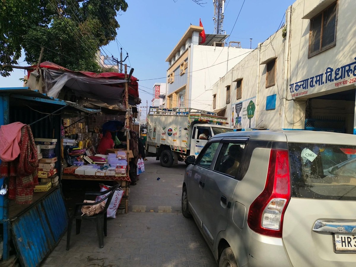 धारूहेड़ा के मुख्य बाजार में अतिक्रमण, कई सालों से नहीं हुई है कोई कारवाई