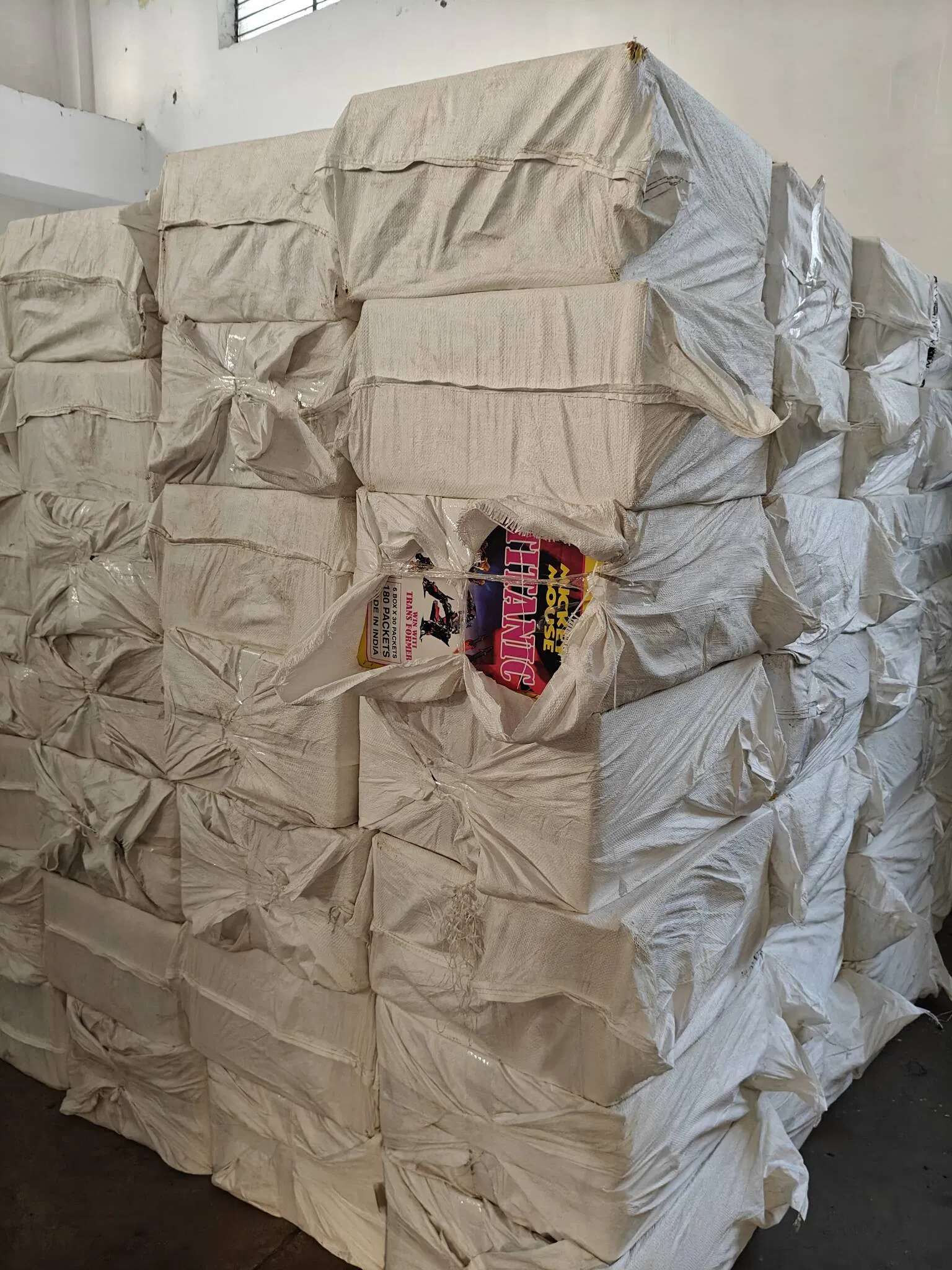 Bhiwadi News: बारूद के ढेर पर टीकी है भिवाड़ी, प्रशासन को कानों तक खबर नहीं 1 टीम ने जब फैक्टरी में रैड की तो बड़ी मात्रा में पॉपअप पटाखे और केमिकल मिले हैं।