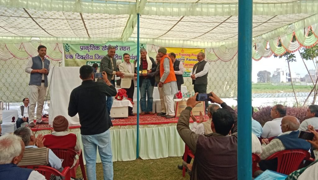 धारूहेड़ा: एग्रो फार्म धारूहेड़ा में आयोजित तीन दिवसीय प्रशिक्षण शिविर में सम्मानित करते हुए