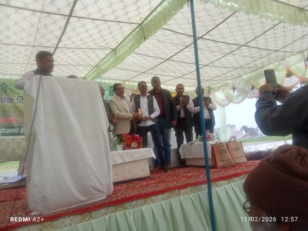 धारूहेड़ा: एग्रो फार्म धारूहेड़ा में आयोजित तीन दिवसीय प्रशिक्षण शिविर में सम्मानित करते हुए