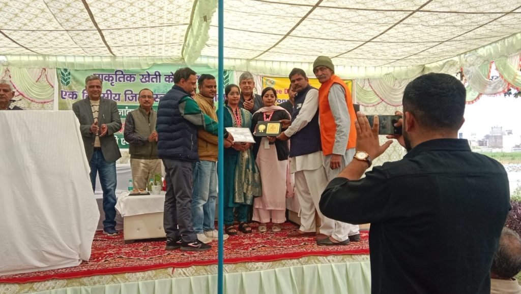 धारूहेड़ा: एग्रो फार्म धारूहेड़ा में आयोजित तीन दिवसीय प्रशिक्षण शिविर में सम्मानित करते हुए