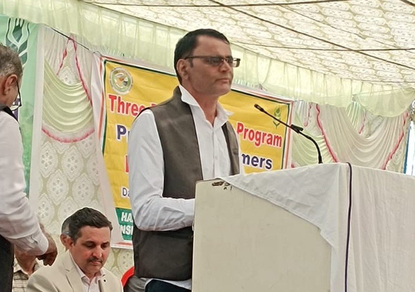  धारूहेड़ा: एग्रो फार्म धारूहेड़ा में आयोजित तीन दिवसीय प्रशिक्षण शिविर में सम्मानित करते हुए