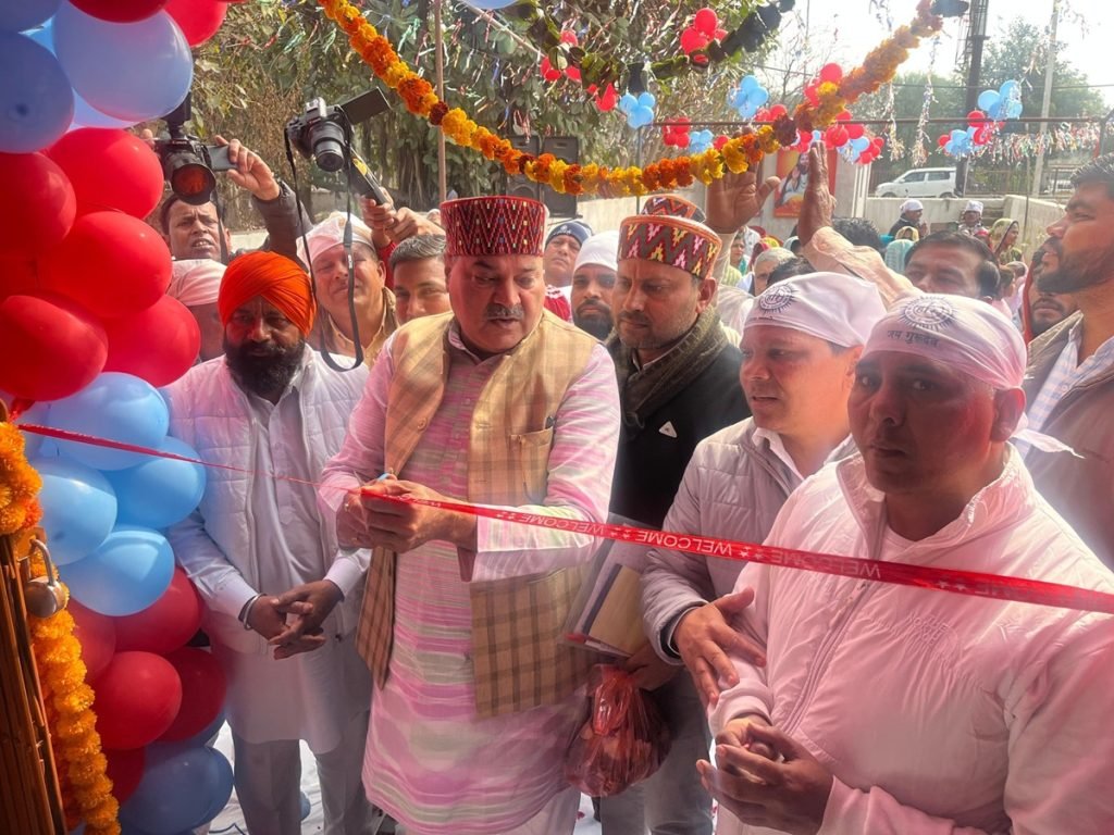 धारूहेड़ा: शिरोमणि गुरु रविदास सेवा समिति की ओर से संत शिरोमणि गुरु रविदास जी महाराज के 649 वें जन्मदिवस के उपलक्ष्य में रविवार को भव्य जयंती समारोह का आयोजन किया गया