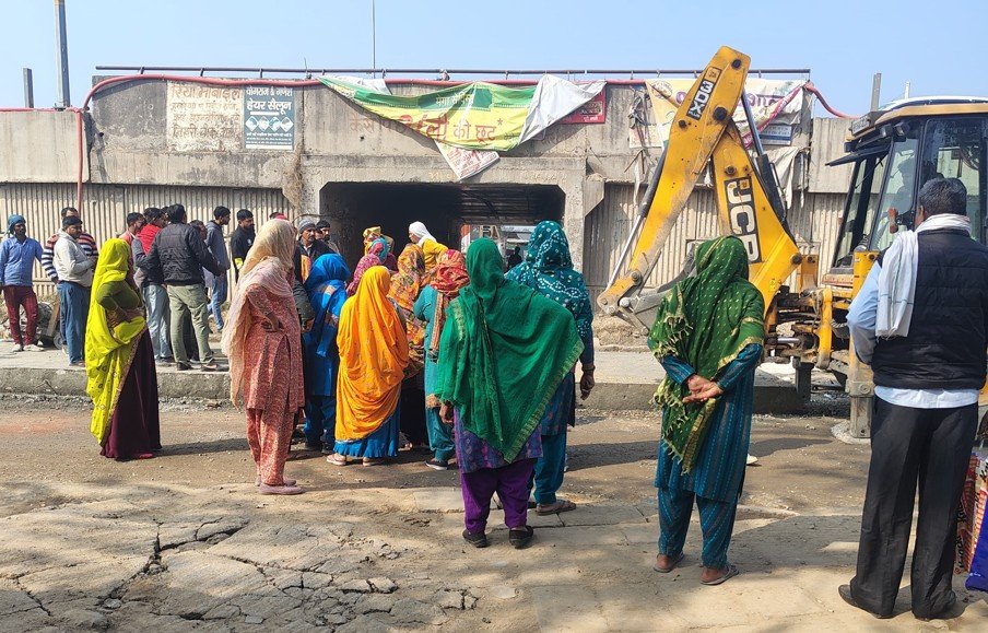 Haryana : हाईवे पर धारूहेड़ा में ग्रामीणों ने क्यों काटा बवाल, जानिए क्या है पूरा मामला 1 दिल्ली–जयपुर राष्ट्रीय राजमार्ग संख्या 48 (NH 48 Dharuhera) पर निखरी अंडरपास के समीप बनाए जा रहे सर्विस रोड को ऊंचा किए जाने के विरोध में बुधवार को निखरी गांव के ग्रामीणों ने जमकर बवाल काटा
