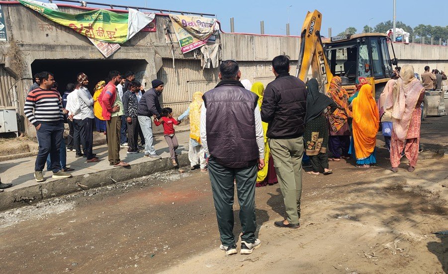 Haryana : हाईवे पर धारूहेड़ा में ग्रामीणों ने क्यों काटा बवाल, जानिए क्या है पूरा मामला 2 दिल्ली–जयपुर राष्ट्रीय राजमार्ग संख्या 48 (NH 48 Dharuhera) पर निखरी अंडरपास के समीप बनाए जा रहे सर्विस रोड को ऊंचा किए जाने के विरोध में बुधवार को निखरी गांव के ग्रामीणों ने जमकर बवाल काटा