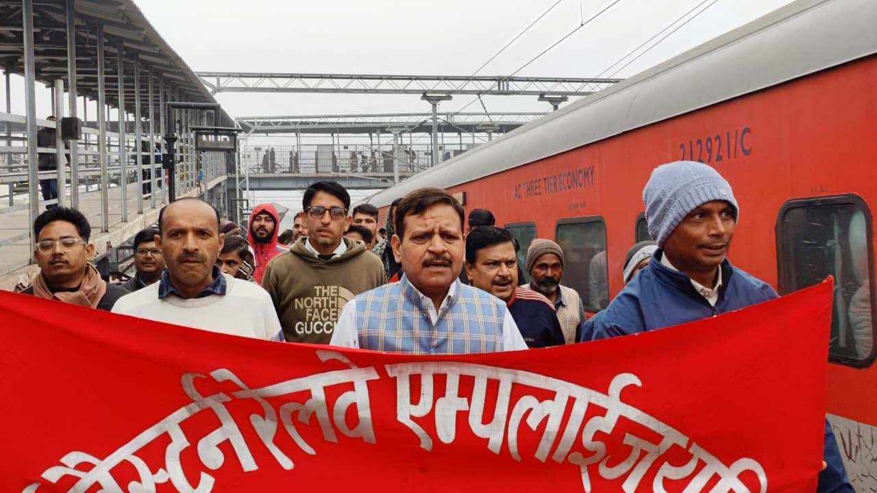 रेल कर्मचारियों ने रेवाड़ी रेलवे स्टेशन पर किया प्रदर्शन