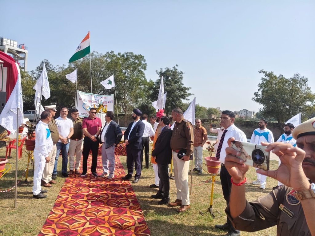 धारूहेड़ा: Revent Precision Engineering Dharuhera में आयोजित खेल प्रतियोगिता का दीप प्रज्वलित करके शुभारंभ करते हुऎ डीएसपी